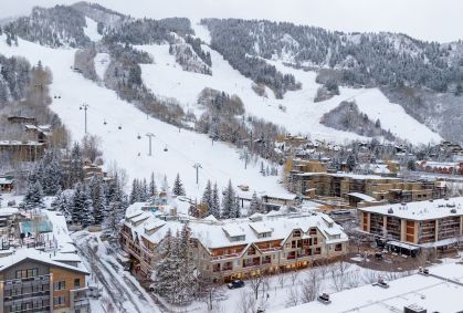 Vista aérea de Aspen Mountain, com destaque para o hotel cinco estrelas The Little Nell à beira da pista 