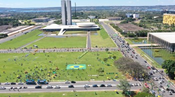 No dia em que o Brasil chega ao número de mais de 100 mil pessoas contaminadas pela COVID-19, com mais de 7.500 pessoas mortas, manifestantes se aglomeram no DF