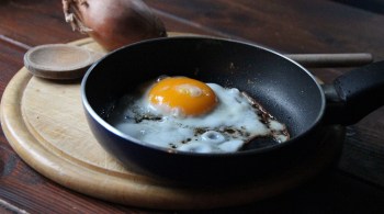 As diretrizes nutricionais costumavam recomendar um limite superior de 300 miligramas de colesterol por dia. Hoje, sugerem comer o mínimo possível