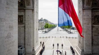 Rainha Elizabeth II parabenizou postura dos britânicos; Macron e Merkel prestaram homenagens em cerimônias restritas 