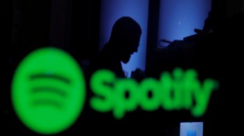 Segundo o Spotify, do modo como foi configurado o pacote de serviços da Apple prejudicará os concorrentes e poderá limitar as opções dos consumidores