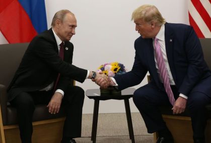 O então presidente dos EUA, Donald Trump, e Putin se reuniram no encontro do G20, em Osaka, no Japão, em junho de 2019