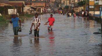 Lagos, na Nigéria, sofre com enchentes e aumento do nível do mar agravados por drenagem inadequada, crescimento desordenado e mudanças climáticas