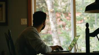 A ergonomia do ambiente de trabalho também tem um papel importante na prevenção de dores