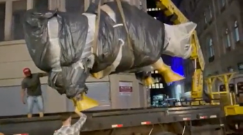 Escultura polêmica foi retirada do centro da capital paulista na noite desta terça-feira (23)