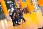 Justiça determina soltura de réus que mataram homem negro em supermercado no RS