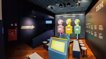 A exposição Ensinando Robôs, promovida pela IBM, democratiza o conhecimento sobre Inteligência Artificial no Brasil. Visitantes do Museu Catavento podem conferir de perto como funciona essa tecnologia, em uma experiência de aprendizado de forma lúdica e interativa.