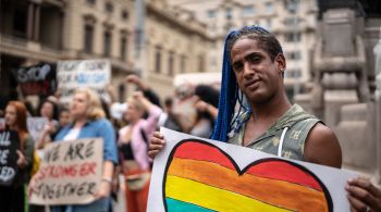 Brasil de hoje ainda tem uma hierarquização na taxa de assassinatos e mortes violentas, colocando negros, mulheres e a população LGBTQIA+ no front desta guerra