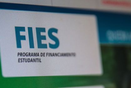 O Fies financia as mensalidades dos estudantes do ensino superior em instituições privadas