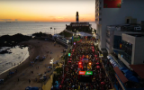 Foliões aproveitam o pré-Carnaval em Salvador (BA)