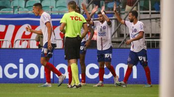 Jogo chegou a ficar parado por quase uma hora para recuperar o gramado da Arena Fonte Nova