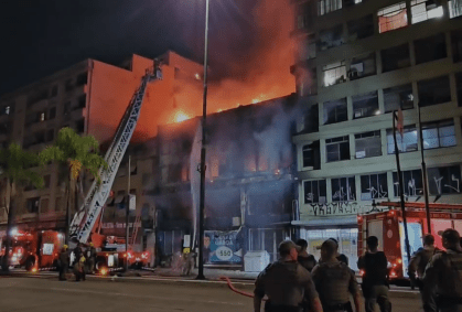 Bombeiros combatem incêndio em pousada na região central de Porto Alegre.