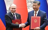 Presidente russo Vladimir Putin e o líder chinês Xi Jinping trocam documentos durante cerimônia em Pequim, China, em 16 de maio de 2024.