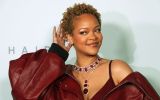 Rihanna mostra cabelo natural em evento de sua marca de beleza