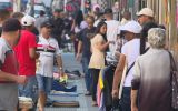 População vai às compras na rua 25 de Março, no centro de São Paulo. Inflação controlada ajuda brasileiro a manter o poder de compra, dizem especialistas.