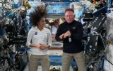 Os astronautas Suni Williams e Butch Wilmore na ISS após problemas técnicos terem impedido seu retorno na Starliner da Boeing