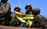 Soldados israelenses mostram uma bandeira do Hezbollah quando voltam da ação contra os guerrilheiros do Hezbollah no sul do Líbano, 25 de julho de 2006, na fronteira israelo-libanesa, perto da comunidade de Avivim.