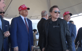 Donald Trump, presidente eleito dos Estados Unidos, e Elon Musk, CEO da SpaceX, assistem a lançamento de foguete da companhia