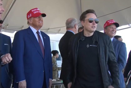 Donald Trump, presidente eleito dos Estados Unidos, e Elon Musk, CEO da SpaceX, assistem a lançamento de foguete da companhia