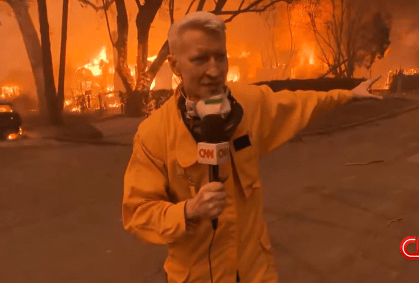 Anderson Cooper em Altadena, no condado de Los Angeles, acompanhando os incêndios florestais.