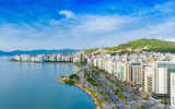 Avenida Jornalista Rubens Arruda Ramos, em Florianópolis, uma das cidades em alta para viagens em 2025 • Eduardo Zmievski/Unsplash