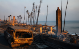 Estruturas destruídas pelo incêndio ficam ao longo da Pacific Coast Highway em Malibu, Califórnia