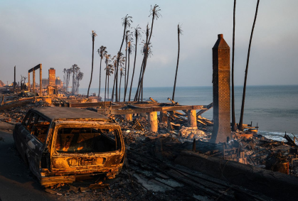 Estruturas destruídas pelo incêndio ficam ao longo da Pacific Coast Highway em Malibu, Califórnia