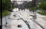 Passageiros caminham pelos trilhos após alagamento na região da estação Brás, em São Paulo