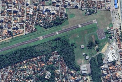 Cabeceira da pista do aeroporto de Ubatuba (SP) fica a poucos metros da praia