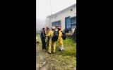 Bombeiros ao lado do homem resgatado após voo de parapente