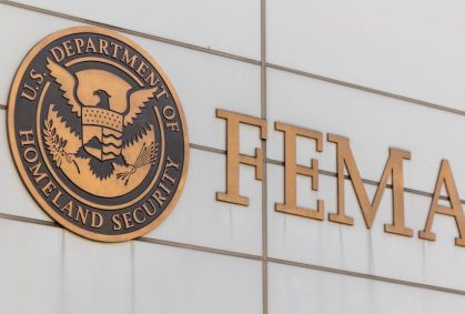 Sinalização da Agência Federal de Gestão de Emergências (FEMA) é vista do lado de fora da sede da agência em Washington, DC