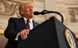 O presidente dos Estados Unidos, Donald Trump, discursa durante a cerimônia de posse na Rotunda do Capitólio dos EUA em 20 de janeiro de 2025 em Washington, DC