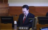 Presidente afastado da Coreia do Sul, Yoon Suk Yeol, efrenta processo de impeachment e prisão após declarar lei marcial no país.