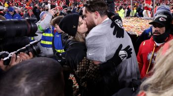 Cantora utilizou peças da Louis Vuitton para assistir ao jogo que classificou o Kansas City Chiefs para a final da NFL