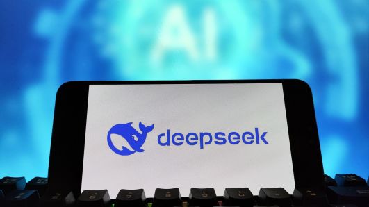 Logotipo da Deepseek é exibido na tela de um smartphone em 27 de janeiro de 2025 em Suqian, província de Jiangsu, na China.