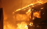 Vídeo mostra poder do incêndio em Los Angeles enquanto chamas destroem casa 