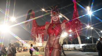 Rainha de bateria da Barroca Zona Sul, influenciadora investiu em um maiô cavado vermelho; veja fotos