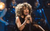 Tina Turner se apresentando no palco do Gelredome em 21 de março de 2009, em Arnhem, Holanda