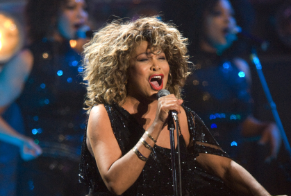 Tina Turner se apresentando no palco do Gelredome em 21 de março de 2009, em Arnhem, Holanda