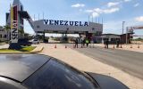 Passagem de veículos está bloqueada pelo lado venezuelano na divisa com a cidade de Pacaraima (RR)