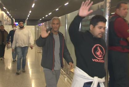 Deportados dos EUA chegam ao aeroporto de Confins em BH