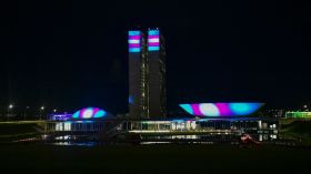 Após pedido de deputadas, Congresso é iluminado com cores da bandeira trans