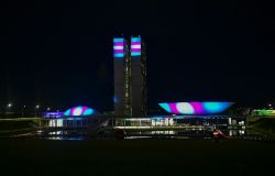 Após pedido de deputadas, Congresso é iluminado com cores da bandeira trans