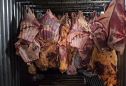 Lucro de 1000%: carne podre era comprada por menos de um real