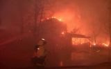 Casa em chamas durante incêndio na Califórnia, nos Estados Unidos