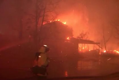 Casa em chamas durante incêndio na Califórnia, nos Estados Unidos