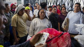 Passageiros de voo de deportação que pousou na Cidade da Guatemala foram recebidos no país com biscoitos e café