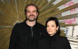 David Harbour e Lily Allen em 2022