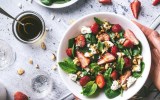 Aprenda como transformar uma simples salada em um prato completo e repleto de sabor • Foto de Dovile Ramoskaite na Unsplash