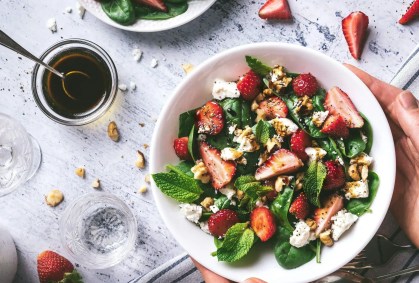 Aprenda como transformar uma simples salada em um prato completo e repleto de sabor • Foto de Dovile Ramoskaite na Unsplash